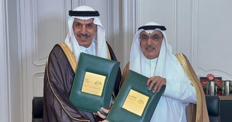 وليد البحر ومحمد الجاسر خلال توقيع الاتفاقية