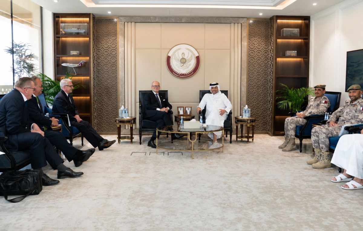 نائب رئيس مجلس الوزراء ووزير الدولة لشؤون الدفاع يلتقي وزير الدولة السياسي لوزير الخارجية ووزير الدفاع في جمهورية فنلندا