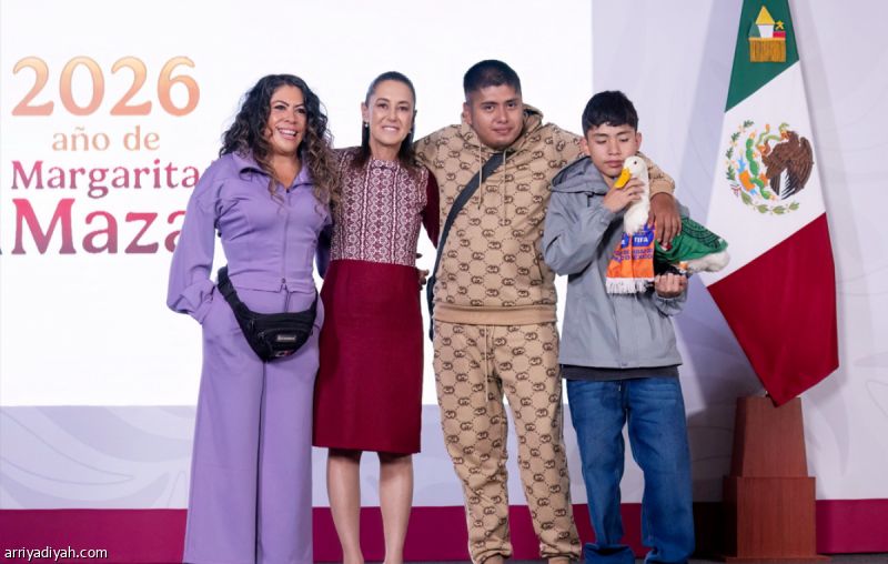 رئيسة المكسيك تستقبل البطة ميرلين
