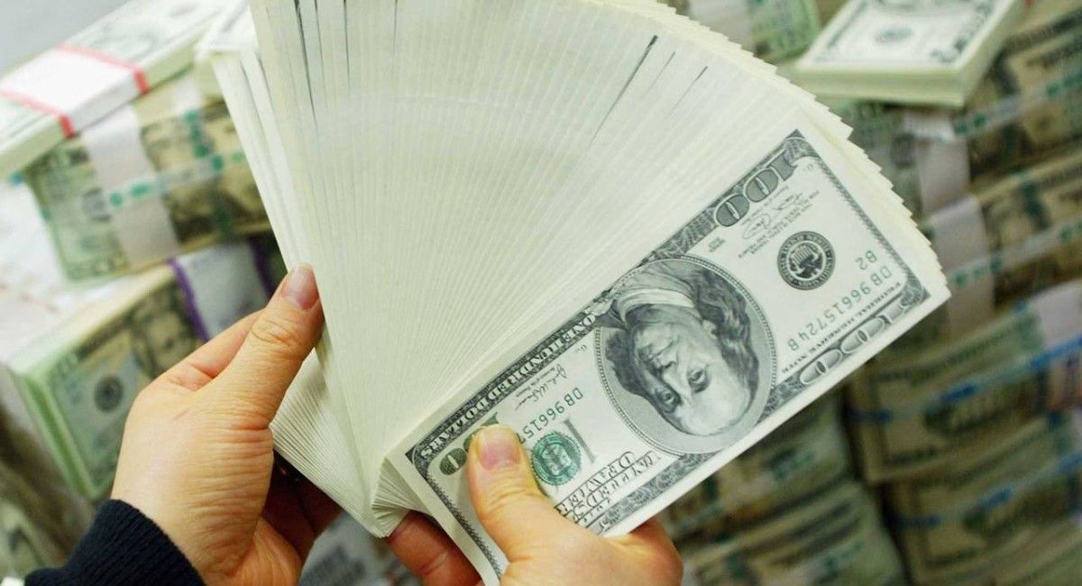 الدولار يتماسك وسط توقعات رفع الفائدة