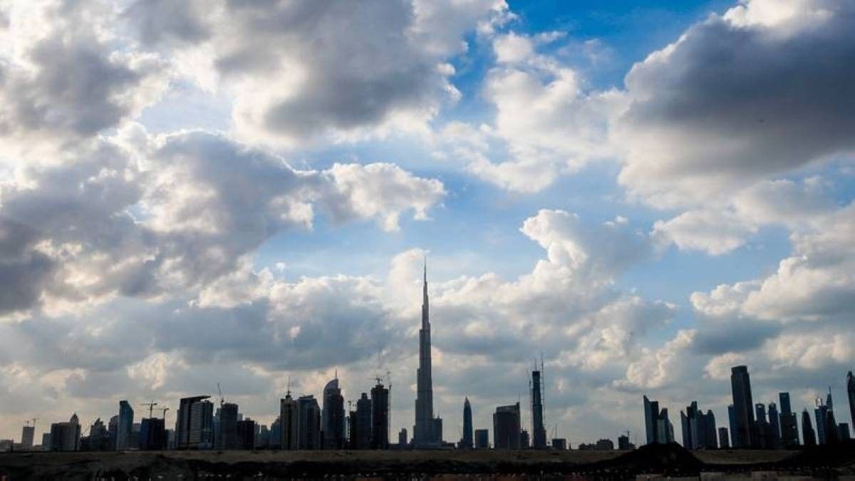 طقس اليوم غائم جزئياً مع أمطار متوقعة