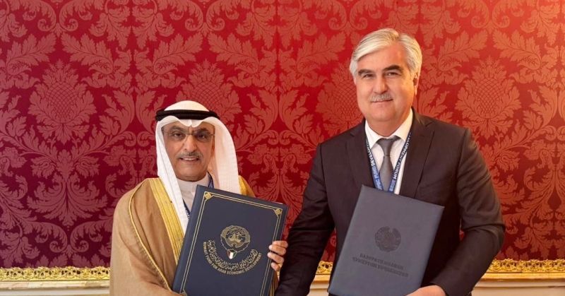 وليد البحر ووزير المالية الطاجيكي بعد توقيع الاتفاقية