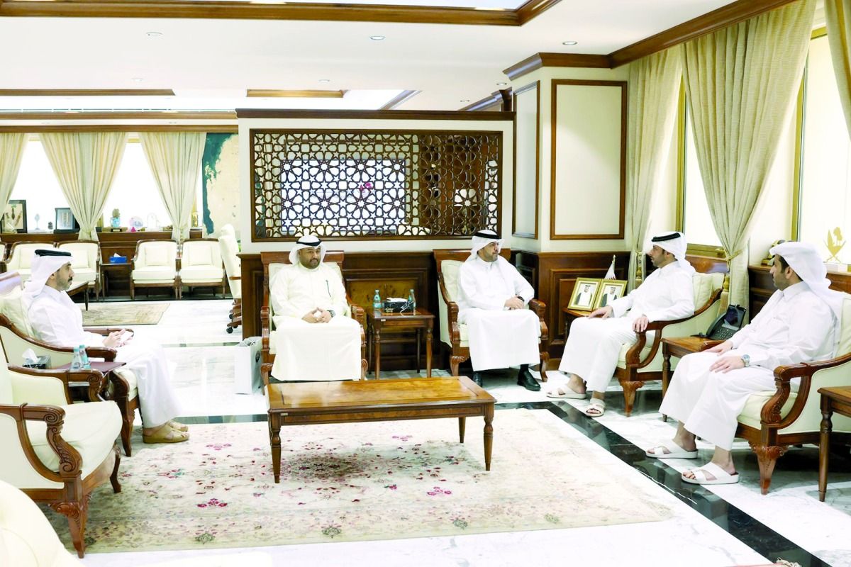 وزير البلدية يلتقي السفير الكويتي