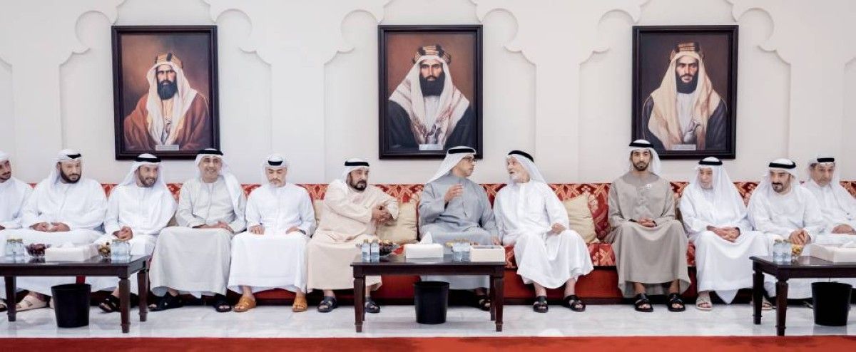 منصور بن زايد يعزي عبدالجليل البلوكي في وفاة والدته