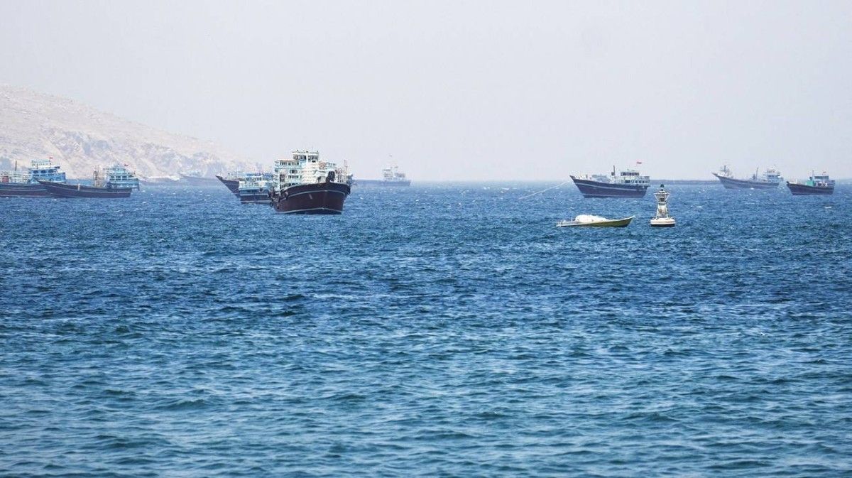 النفط يتراجع قليلاً مع استئناف الشحنات عبر مضيق هرمز
