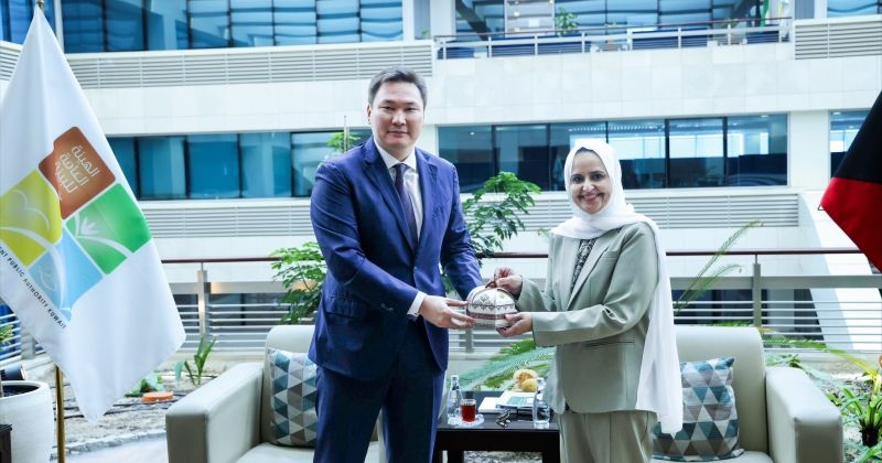 ريم الفليج خلال لقائها سفير كازاخستان