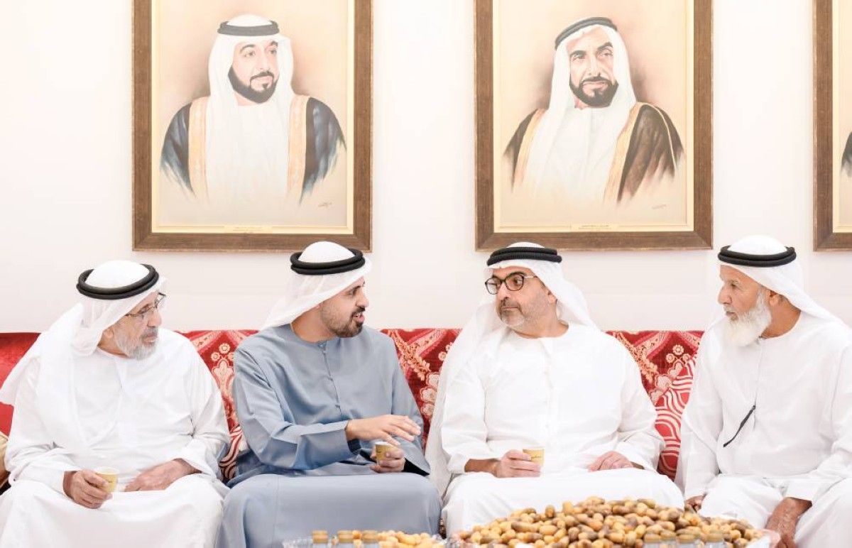 سيف وحامد بن زايد وذياب بن محمد يعزون في وفاة والدة الشهيد محمد هزاع المنصوري