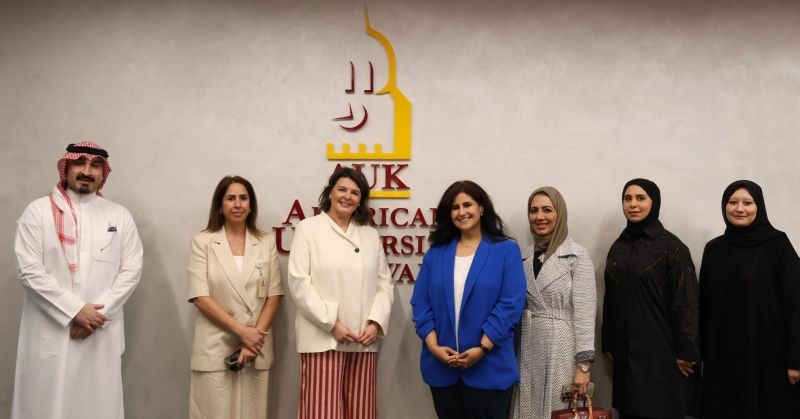 لقطة جماعية لفريقي الجامعة والمكتبة الوطنية