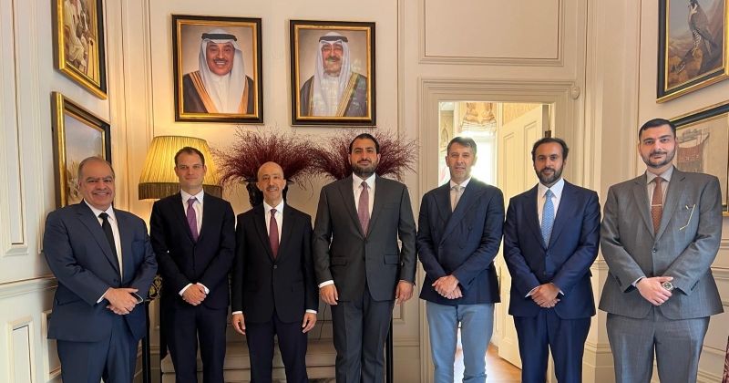المنيخ مع وزير الدولة البريطاني
