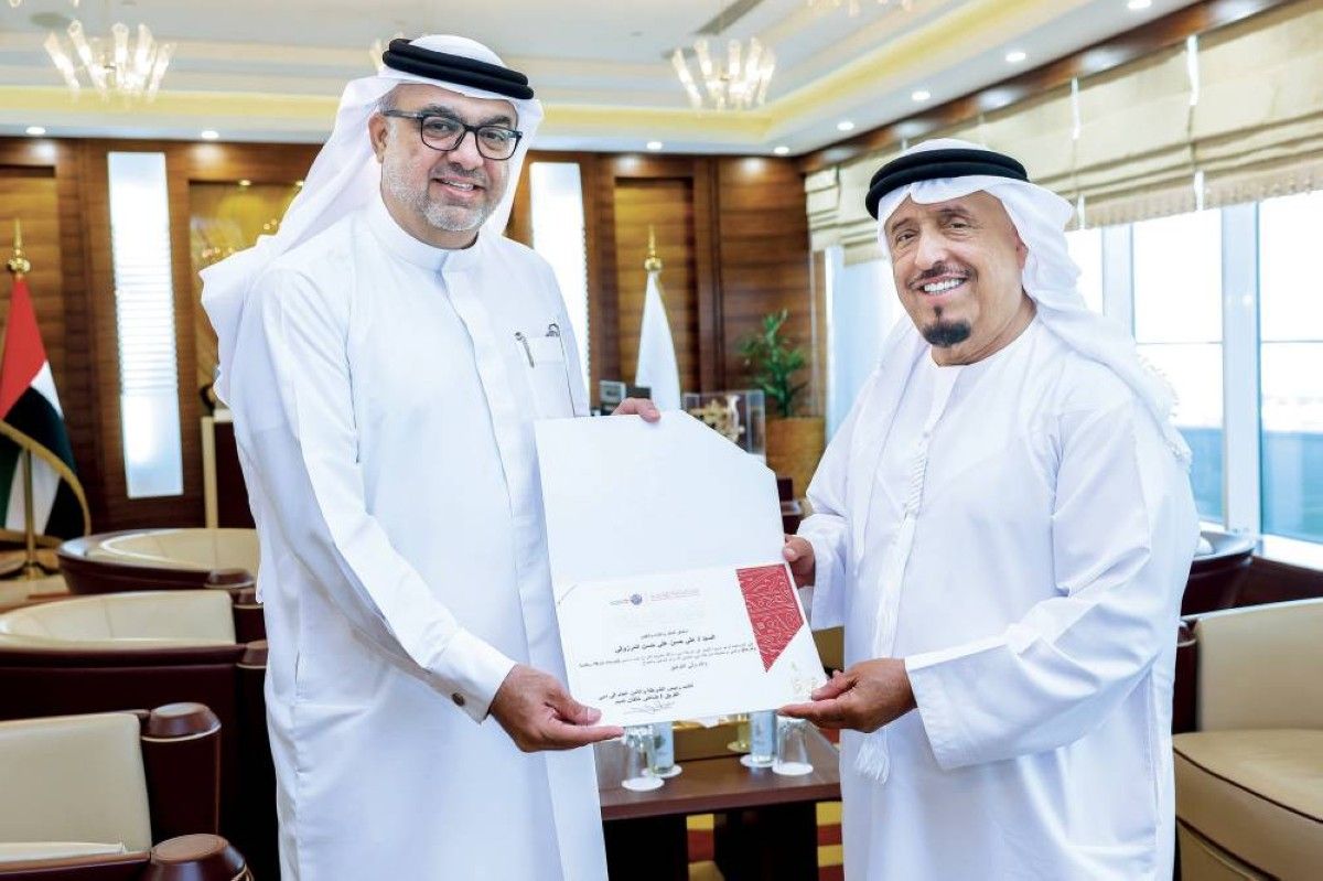 ضاحي خلفان يكرم مبتكر فكرة دوريات الشرطة الفارهة