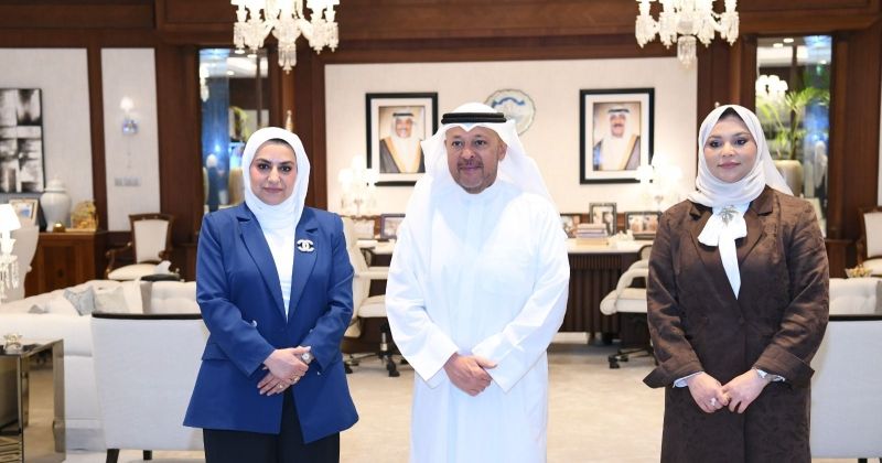 محافظ الفروانية مستقبلاً إيمان العنزي وحنان الغريب