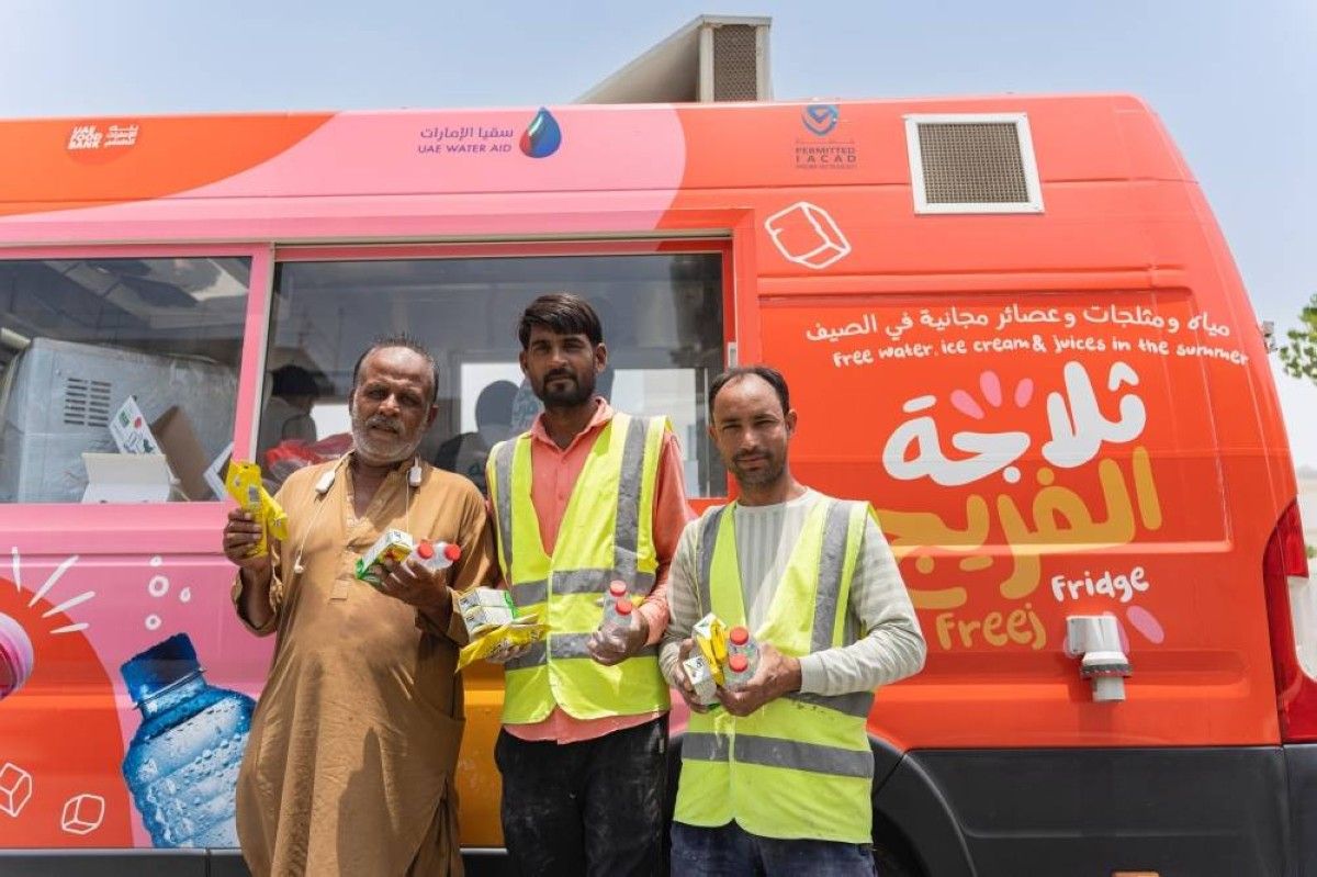«ثلاجة الفريج».. مليونا عبوة مياه وعصائر تبرد قلوب العمال في الصيف