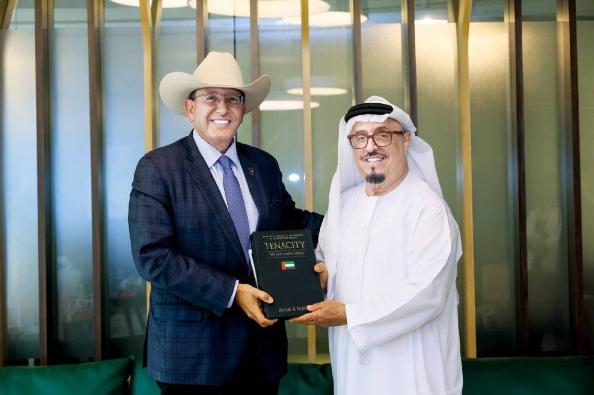 ضاحي خلفان يتسلم كتاباً عن مواجهة الإمارات للأزمات