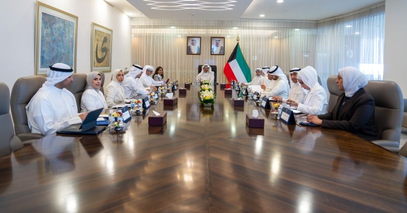 رئيس الوزراء مترئساً اجتماع لجنة متابعة المشاريع التنموية الكبرى