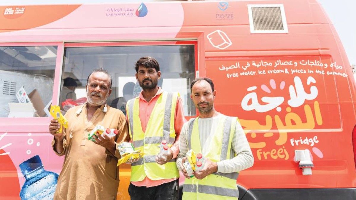 «ثلاجة الفريج».. مليونا عبوة مياه وعصائر تبرد قلوب العمال في الصيف