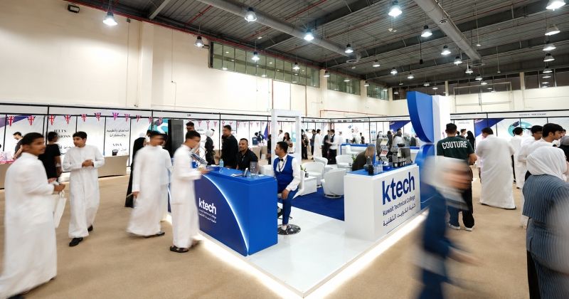 إقبال طلابي على جناح الكلية