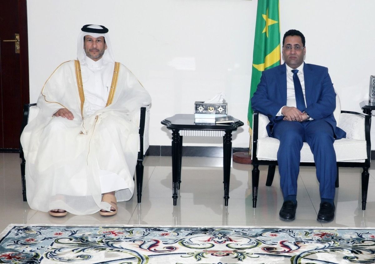  الوزير الأول الموريتاني يجتمع مع سفير قطر