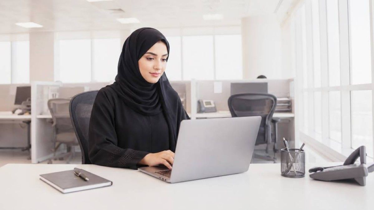 أبوظبي تطلق «الموظف الرائد» لتعزيز حكومة الذكاء الاصطناعي