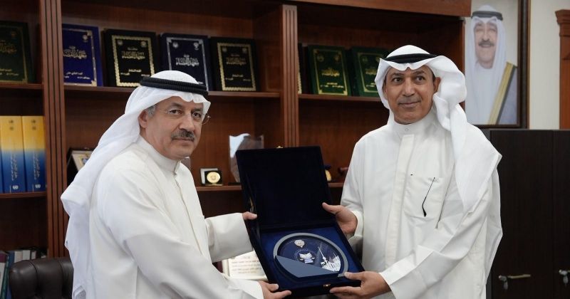 المستشار المسعد والفقعان بعد توقيع الاتفاقية