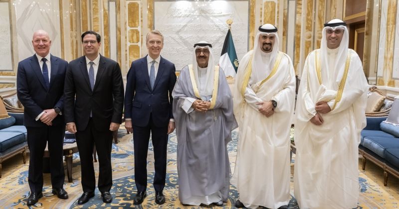 صاحب السمو مستقبلاً المدير العام لـ«تشجيع الاستثمار» والرئيس التنفيذي لـ«بروكفيلد» والوفد المرافق