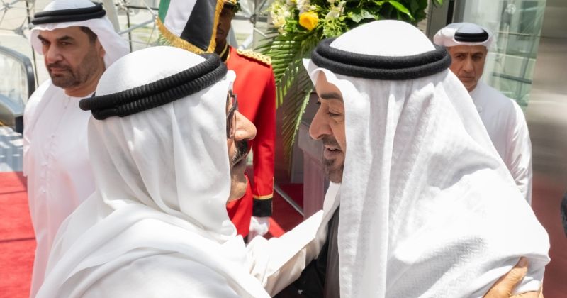 سمو الأمير وسمو ولي العهد على رأس مستقبلي رئيس دولة الإمارات لدى وصوله للبلاد في زيارة أخوية