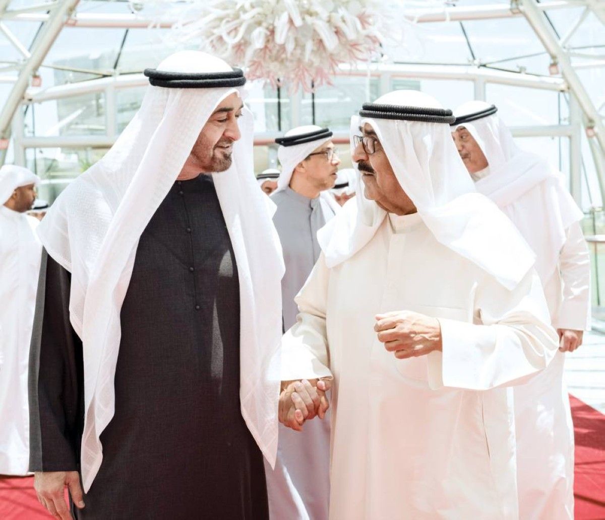 محمد بن زايد ومشعل الصباح يؤكدان أهمية العمل على ترسيخ أسباب السلام الدائم في المنطقة