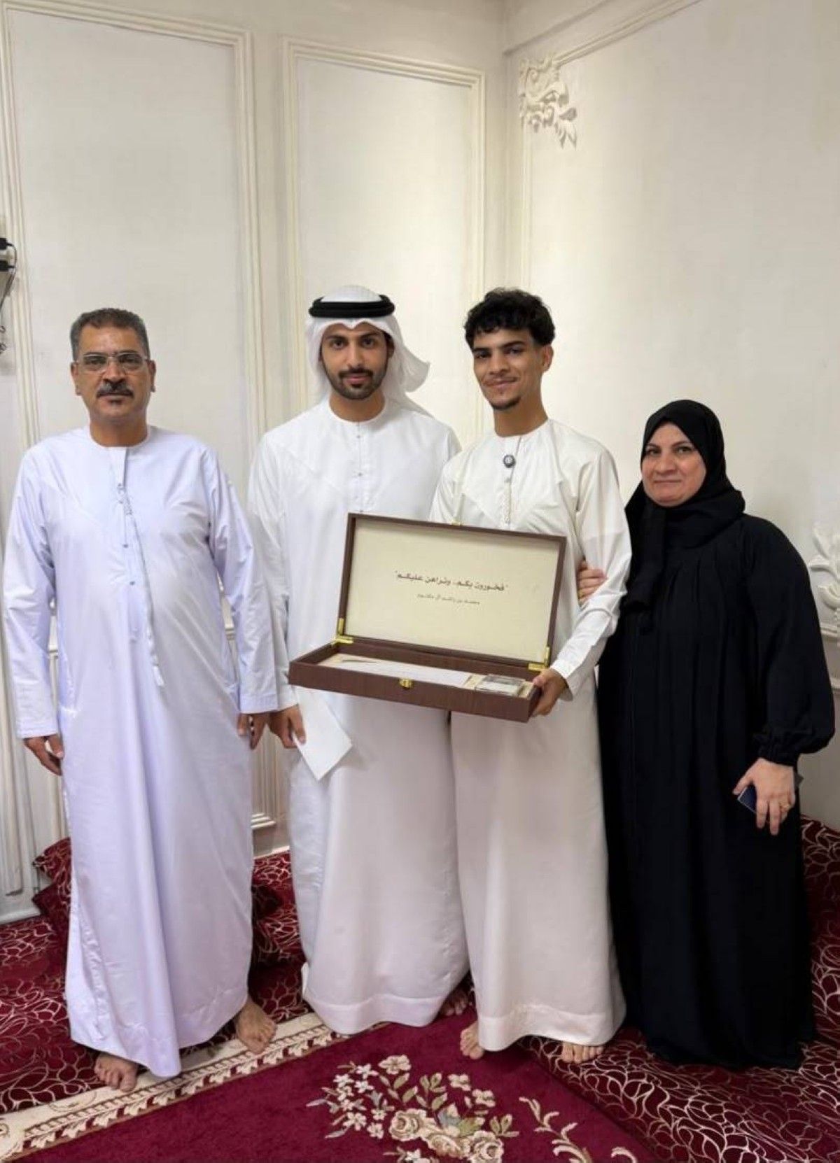 محمد بن راشد يهدي أوائل الثانوية 100 ألف درهم ورسالة فخر