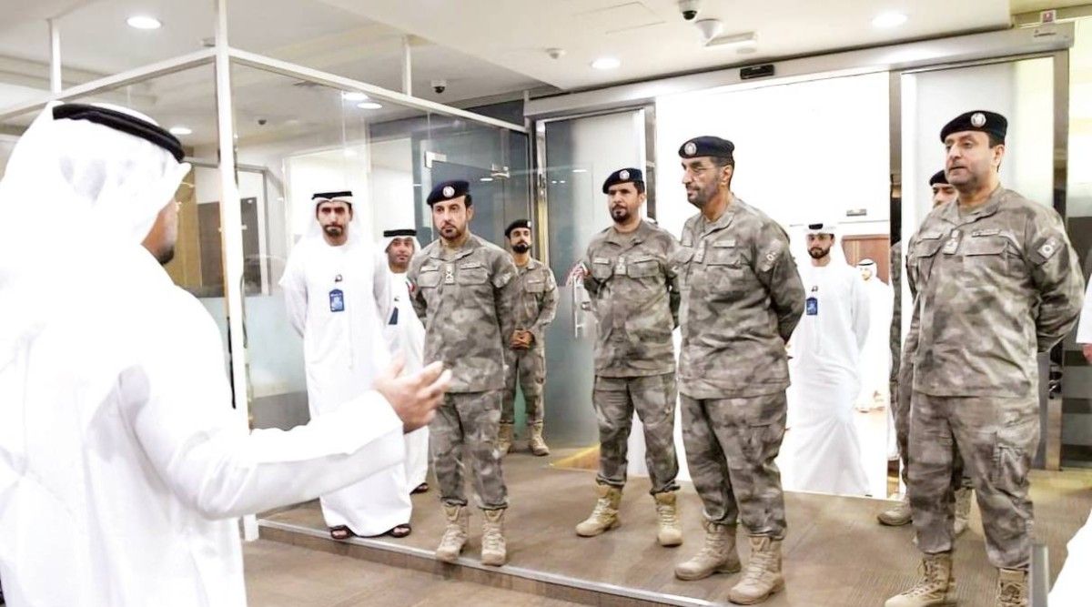 قائد شرطة أبوظبي يطلع على سير العمل في إدارة المعلومات الأمنية