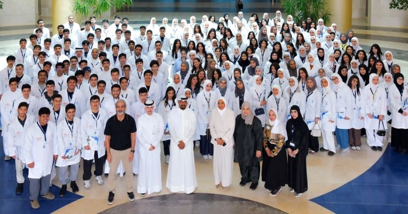 الطلبة والمسؤولون في صورة جماعية