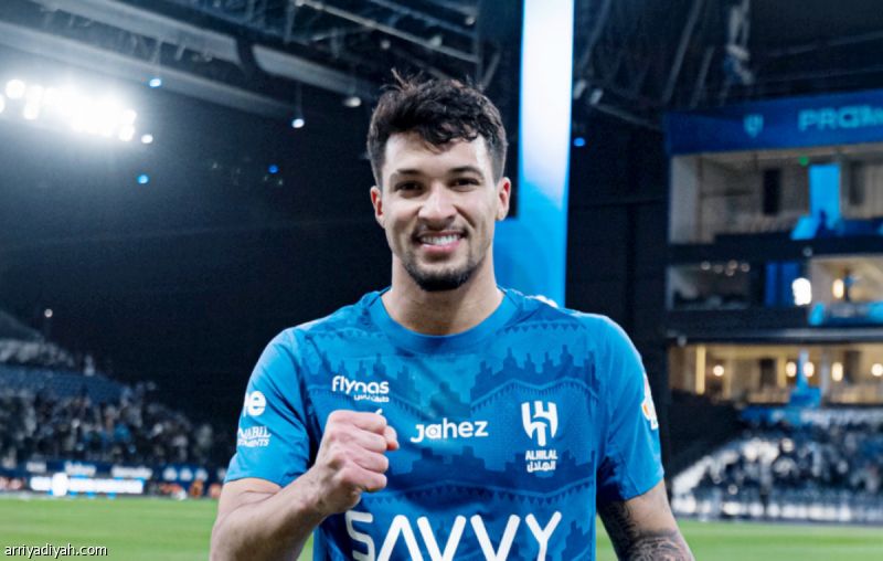 أياكس يتفق مع ليوناردو.. ويفاوض الهلال