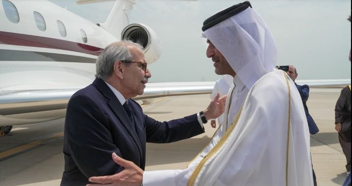 رئيس الوزراء اللبناني يصل الدوحة لتقديم العزاء في فقيد الوطن الكبير