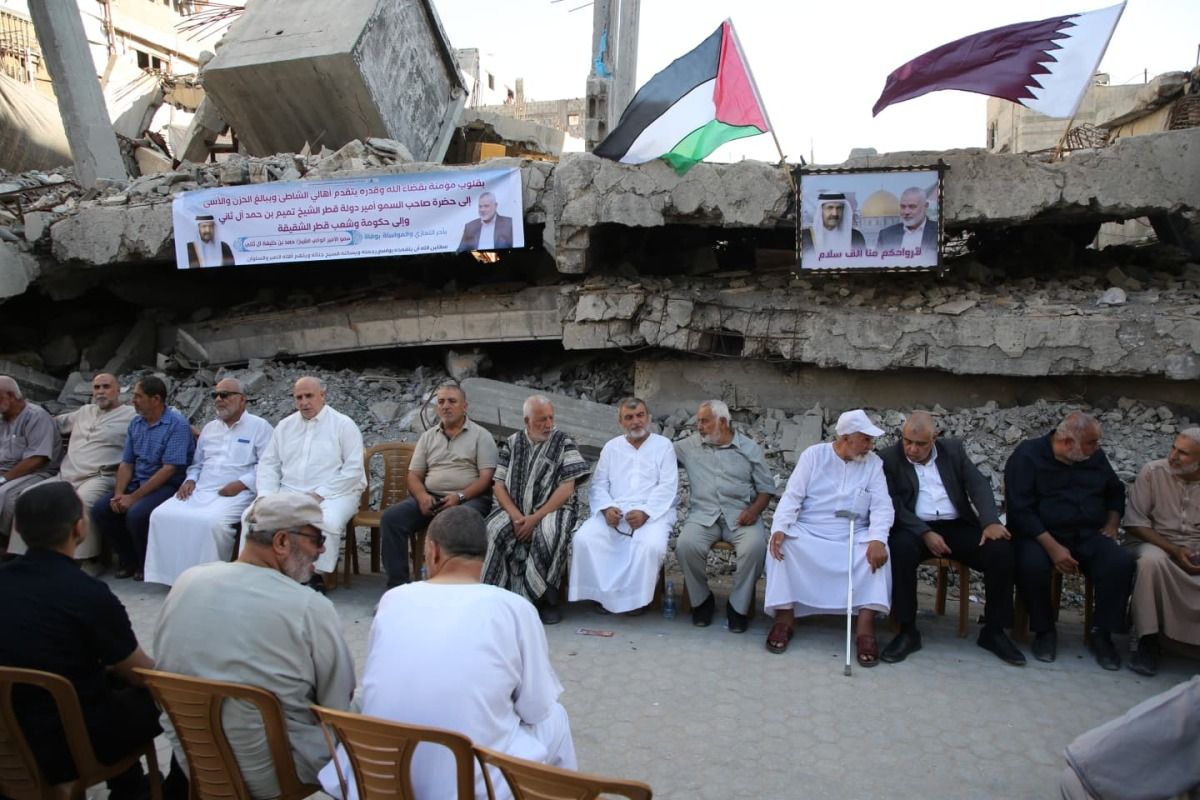 غزة توثق وفاءها للأمير الوالد.. بيت هنية المهدم يتحول لمجلس عزاء