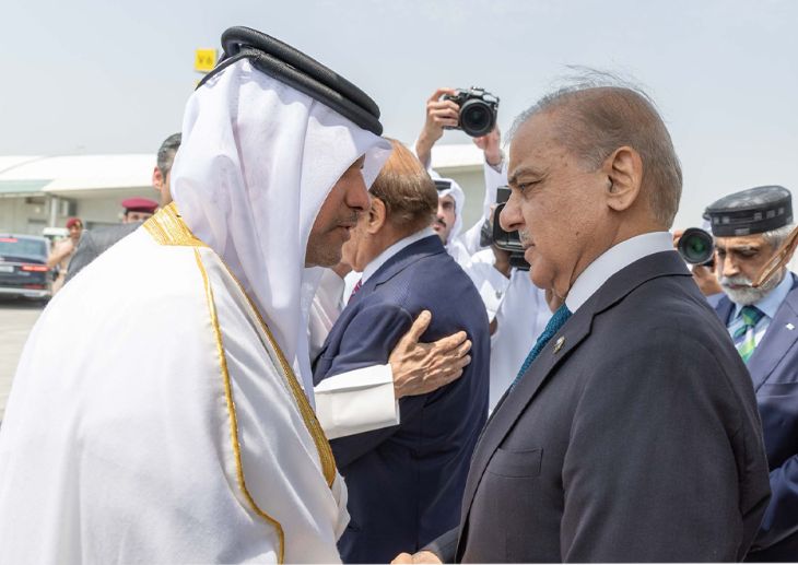 رئيس وزراء باكستان يصل الدوحة لتقديم العزاء في فقيد الوطن الكبير