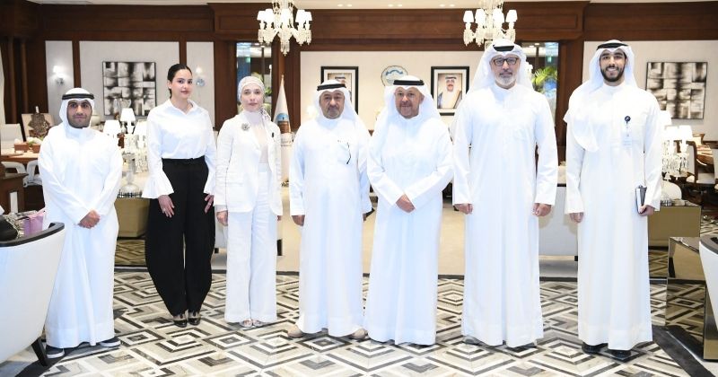 محافظ الفروانية مستقبلاً وفد «الصناعات الكويتية»