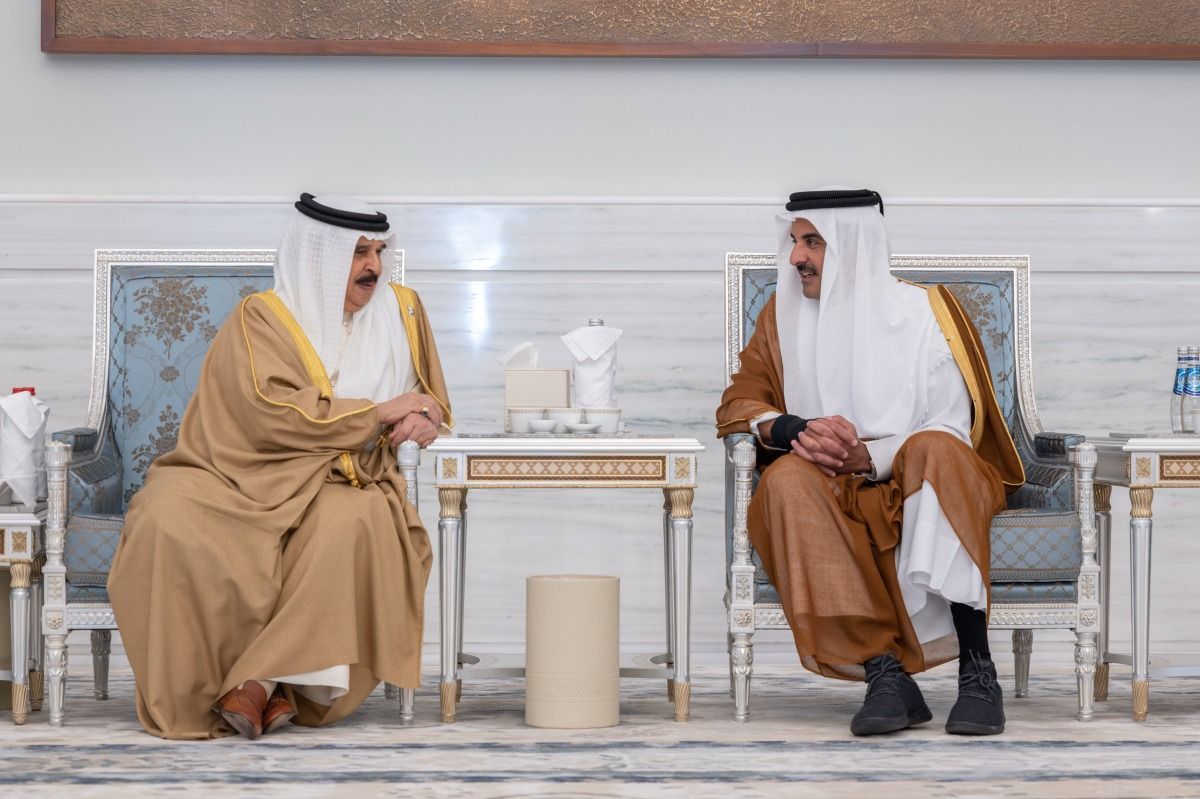 سمو الأمير يستقبل ملك البحرين
