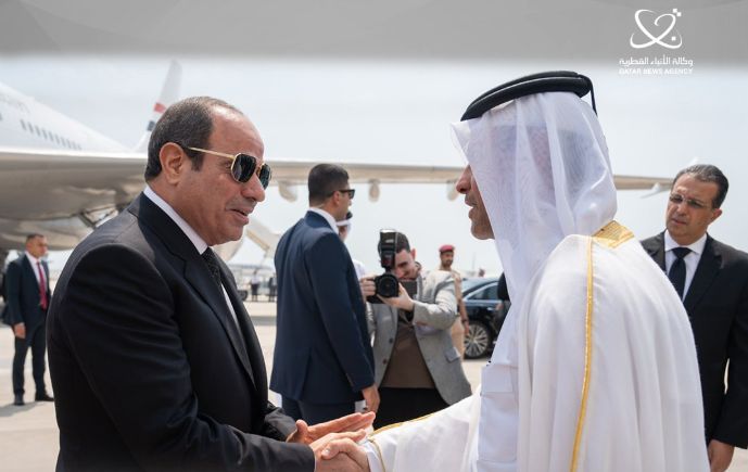 الرئيس المصري يصل الدوحة لتقديم العزاء في فقيد الوطن الكبير