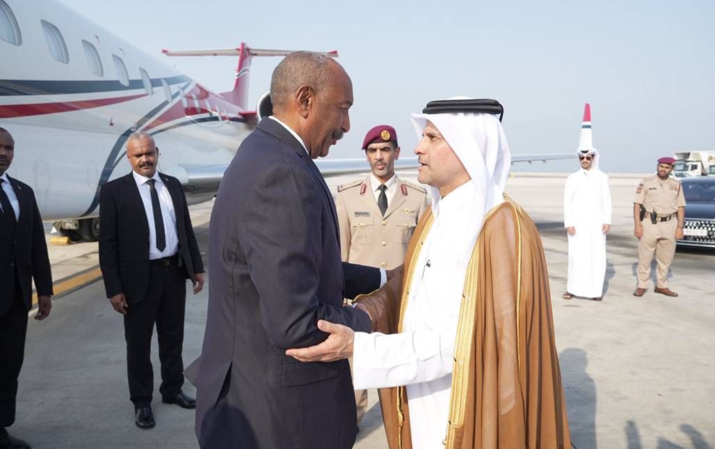 رئيس مجلس السيادة الانتقالي في السودان يصل الدوحة لتقديم العزاء في فقيد الوطن الكبير