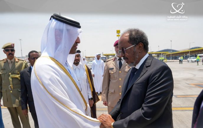 رئيس الصومال يصل الدوحة لتقديم العزاء في فقيد الوطن الكبير