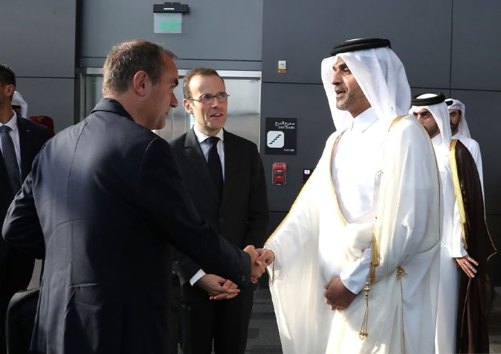 رئيس الوزراء الفرنسي يصل الدوحة لتقديم العزاء في فقيد الوطن الكبير