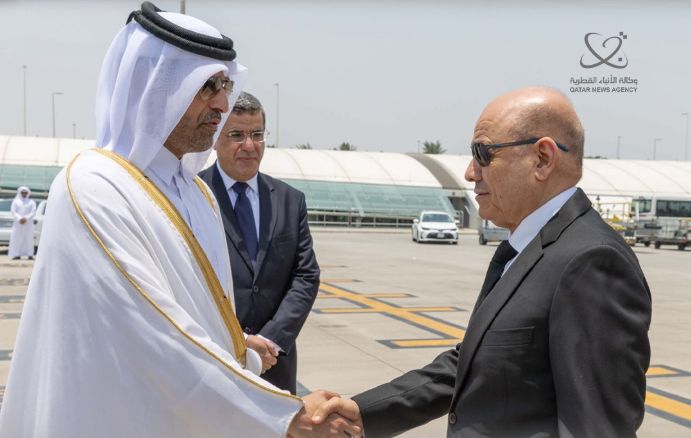 رئيس مجلس القيادة الرئاسي اليمني يصل الدوحة لتقديم العزاء في فقيد الوطن الكبير
