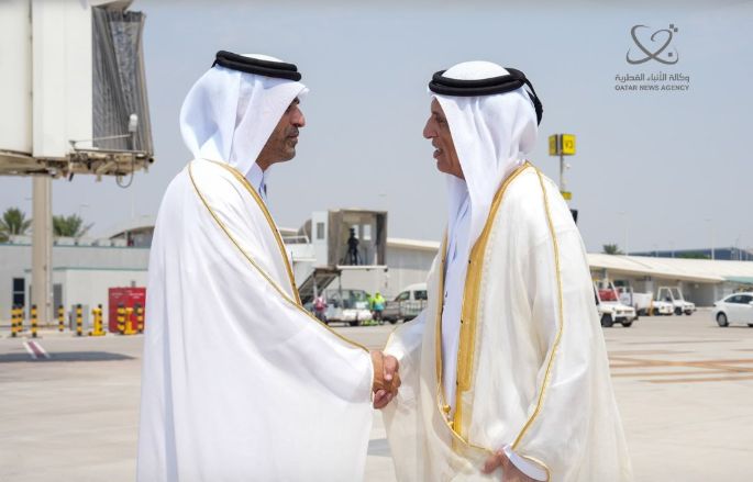 حاكم رأس الخيمة يصل الدوحة لتقديم العزاء في فقيد الوطن الكبير