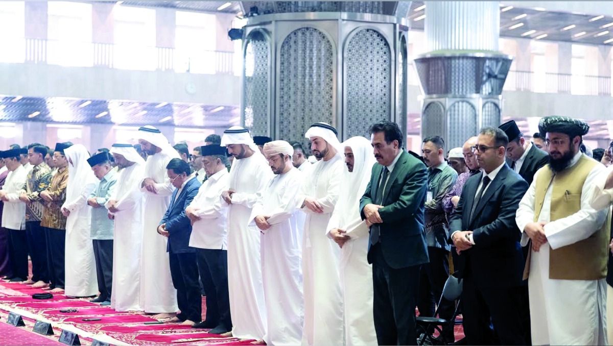 حضور رسمي وشعبي بصلاة الغائب على روح الأمير الوالد.. صدى الوفاء يتردد في مساجد العالم