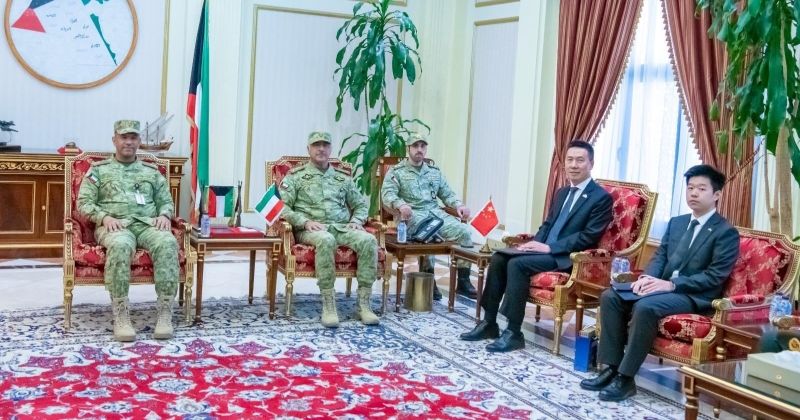 الفريق البرجس مستقبلاً السفير يانغ شين