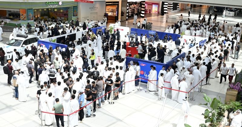 إقبال على المعرض لدفع مخالفات المرور (تصوير سعود سالم)