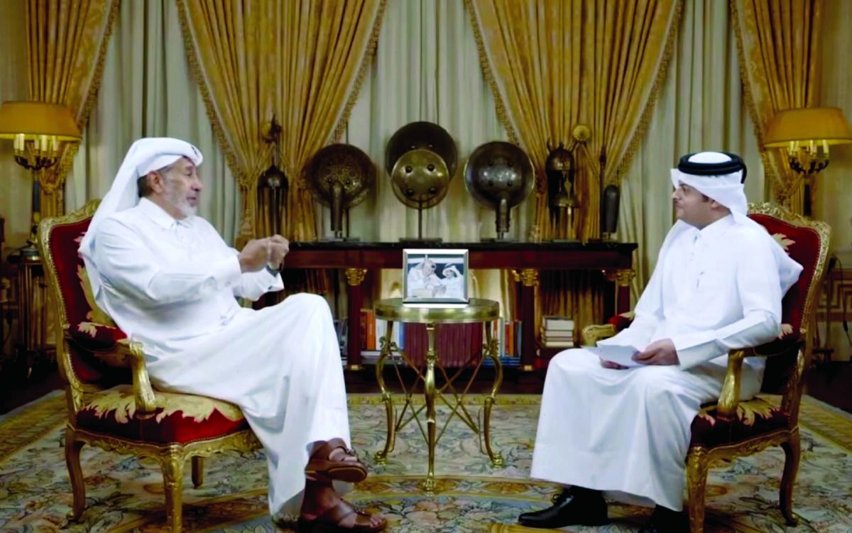 الأمير الوالد حسم قرار تسليم السلطة قبل موعده بعامين ونصف.. حمد بن جاسم: فقيد الوطن كان يعتبر قطر عائلته الكبيرة