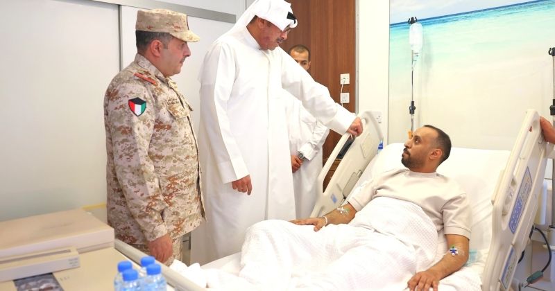 وزير الدفاع يطمئن على صحة عدد من المصابين من منتسبي القوة البرية