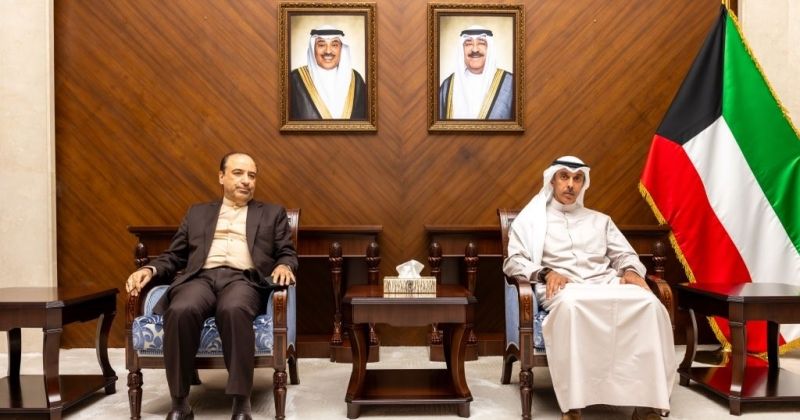 المشعان لدى تسليمه سفير إيران مذكرة احتجاج على استهداف الناقلة «كيفان»