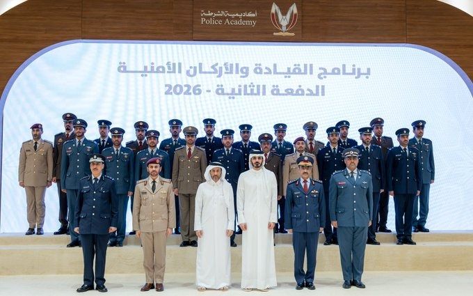 وزير الداخلية يشهد حفل تخريج الدفعة الثانية من منتسبي برنامج القيادة والأركان الأمنية