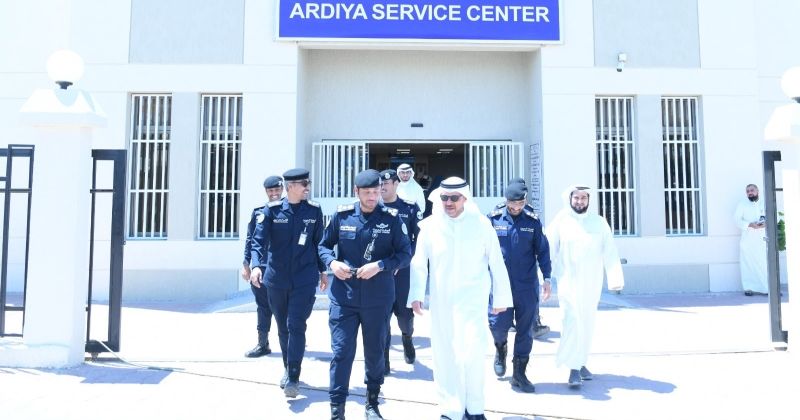 محافظ الفروانية خلال الجولة