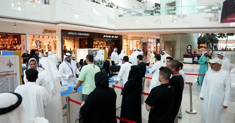 طلبة وأولياء أمور في جناح الحملة بعد إطلاقها